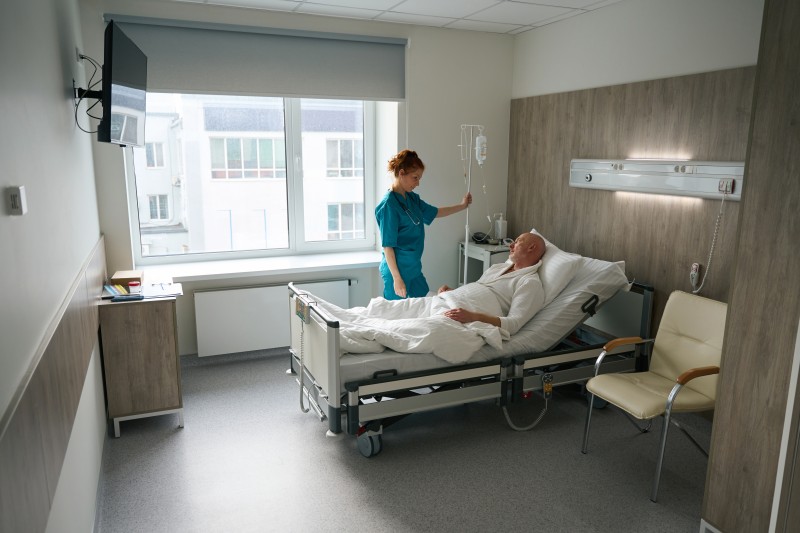 Cama de hospital con colchón