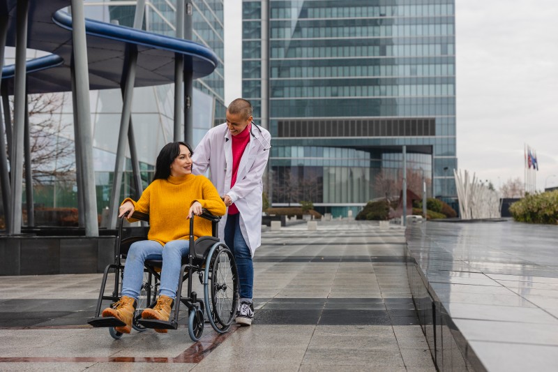 vieglie ratiņkrēsli vecāka gadagājuma cilvēkiem